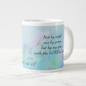 Grande Tasse Pas par Might - Zacharie 4:6 (Devant droit)