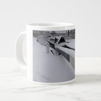 Grande Tasse Péniche sur le canal lors d'une journée enneigée