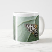 Grande Tasse Petite boue de papillon (Devant droit)