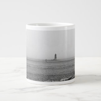 Grande Tasse Phare au loin