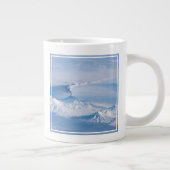 Grande Tasse Plume Émanant Du Volcan Kliuchevskoi. (Droite)
