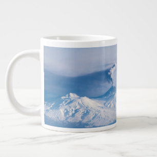 Grande Tasse Plume Émanant Du Volcan Kliuchevskoi.