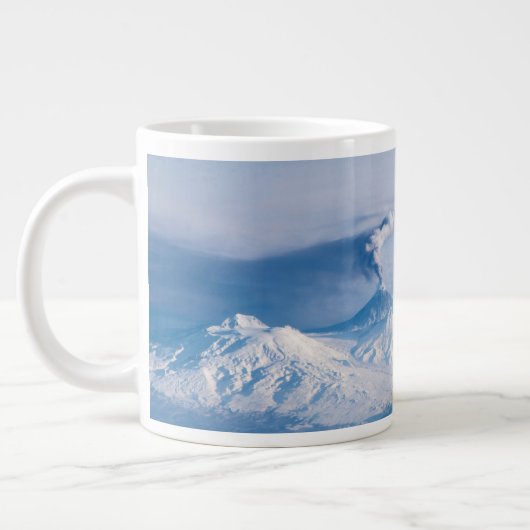 Grande Tasse Plume Émanant Du Volcan Kliuchevskoi. (Gauche)