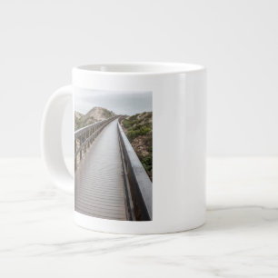 Grande Tasse Pont de pied au parc d'état de lac Oso Flaco