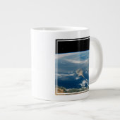 Grande Tasse Poussière Sur La Mer Méditerranée Et L'Île Chypre (Devant droit)