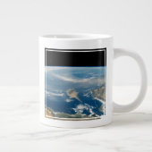 Grande Tasse Poussière Sur La Mer Méditerranée Et L'Île Chypre (Droite)