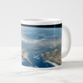 Grande Tasse Poussière Sur La Mer Méditerranée Et L'Île Chypre (Devant droit)