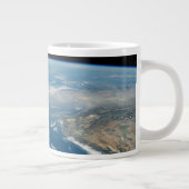 Grande Tasse Poussière Sur La Mer Méditerranée Et L'Île Chypre (Droite)