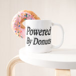 Grande Tasse Powered By Donuts citation demi-texte noir<br><div class="desc">Mug pour ceux qui aiment les beignets et une tasse de café le matin.</div>