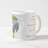 Grande Tasse Psaume Macaw bleu et jaune 145:9 KJV (Devant droit)