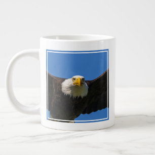 Grande Tasse Pygargue à tête blanche en vol rapproché