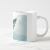 Grande Tasse Requin près du bateau (Droite)