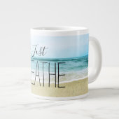 Grande Tasse Respirer simplement à la plage (Devant droit)