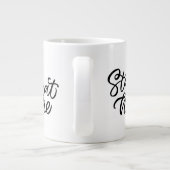 Grande Tasse Restez à la maison| Police de fantaisie (Dos)