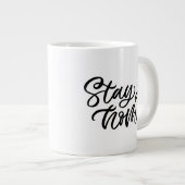 Grande Tasse Restez à la maison| Police de fantaisie (Devant droit)