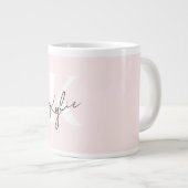 Grande Tasse Rose Blush moderne Nom du monogramme personnalisé  (Devant droit)