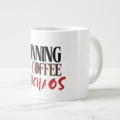 Grande Tasse Running on Coffee & Chaos – Funny Workday Classic (Devant droit)