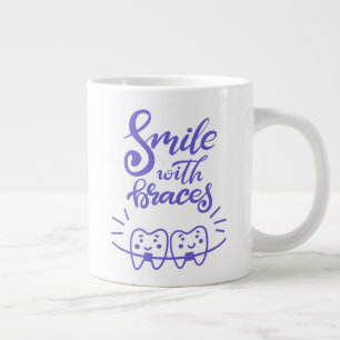 Grande Tasse Sourire avec des accolades  Dents souriants