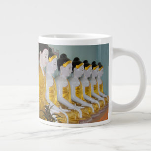Grande Tasse Statues bouddhistes à Umin Thounzeh