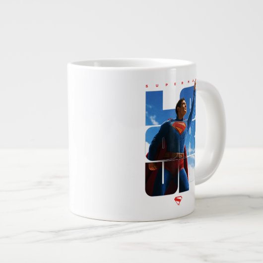Grande Tasse Superman regarde Pose (Devant droit)