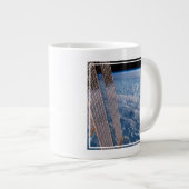 Grande Tasse Tasman Et Mer De Corail Recouvertes De Nuages. (Devant droit)