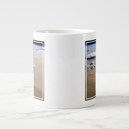 Grande Tasse Tempête De Poussière À Travers Les Mers De Sable D (Devant)