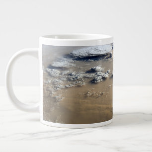 Grande Tasse Tempête De Poussière À Travers Les Mers De Sable D