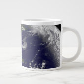 Grande Tasse Tempêtes Tropicales Sur La Planète Terre. (Droite)