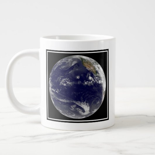 Grande Tasse Terre Avec Trois Cyclones Tropicaux Dans Le Pacifi (Gauche)