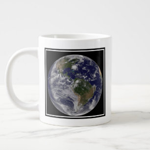 Grande Tasse Terre Pleine Avec L'Ouragan Irène Sur La Côte Est.