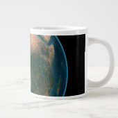 Grande Tasse Terre Pleine De L'Espace Au-Dessus Du Continent Af (Droite)