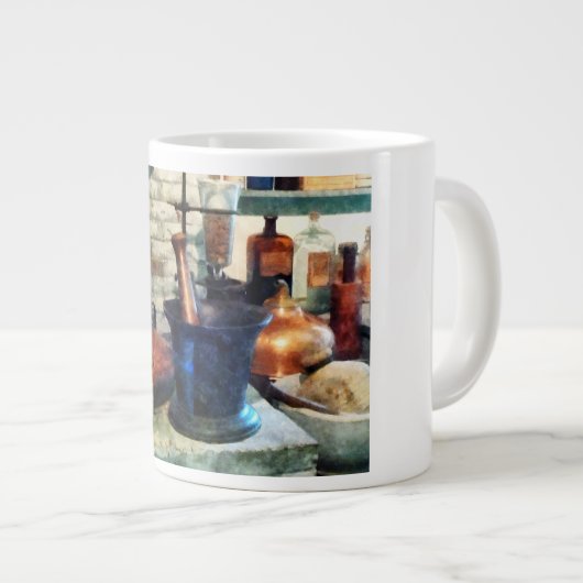 Grande Tasse Three Mortar et Pestles (Devant droit)