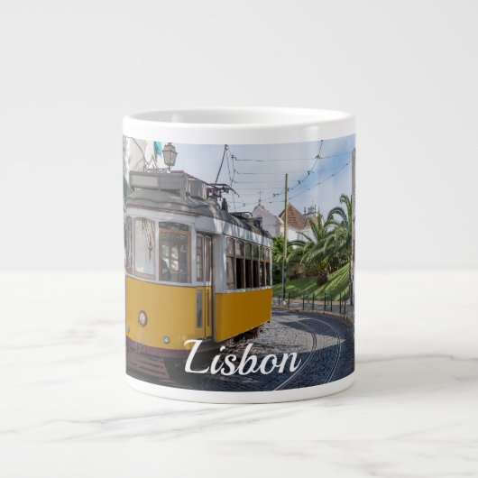 Grande Tasse Tramway jaune rétro dans la rue à Lisbonne, Portug (Devant)