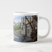 Grande Tasse Tramway jaune rétro dans la rue à Lisbonne, Portug (Droite)