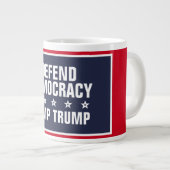 Grande Tasse Trump et l'effondrement de la démocratie (Devant droit)