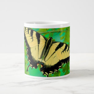 Grande Tasse Un papillon swallowtail atterrissant