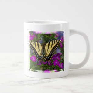Grande Tasse Un papillon vice-roi sur des fleurs rose foncé