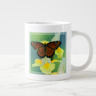Grande Tasse Un papillon vice-roi sur un iris japonais jaune