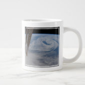 Grande Tasse Un Système De Faible Pression Mi-Atlantique. (Droite)