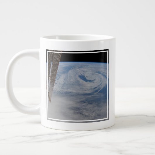 Grande Tasse Un Système De Faible Pression Mi-Atlantique. (Gauche)