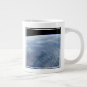 Grande Tasse Une Bombe De Fumée Sur L'Afrique Tropicale Du Sud. (Droite)