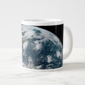 Grande Tasse Une Chaîne Perdue De Cyclones Tropicaux (Devant droit)
