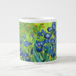 Grande Tasse Van Gogh Irises<br><div class="desc">Mug à café avec la peinture à l’huile de Vincent van Gogh Irises (1889). Inspirée pendant son séjour dans un asile,  cette vie morte représente de beaux iris bleus dans différentes nuances. Un grand cadeau pour les amateurs de post-impressionnisme et d'art hollandais.</div>
