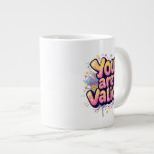 Grande Tasse Vous êtes valide – Citation d'affirmation arc-en-c (Devant droit)