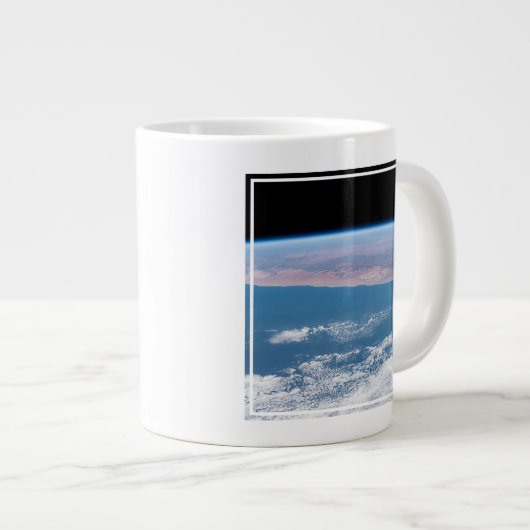 Grande Tasse Vue Sur La Côte Sud-Ouest De L'Afrique. (Devant droit)