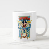 Grande Tasse WW84 | Retro Comic Wonder Woman Badge de caractère (Droite)