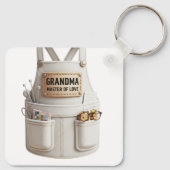 Grandma Master of Love Keychain –Cute Apron Design (Achterkant)