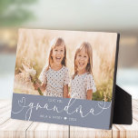 Grandma moderne Coeur Script Photo Love Plaque<br><div class="desc">Aimez-vous GRANDMA : Grand cadeau photo personnalisé pour grands-parents, Saint-Valentin, Fête des mères, ou les Fêtes : Cette plaque photo moderne est facile à customiser avec votre photo préférée. Le texte ci-dessous peut être personnalisé pour lire le nom de l'enfant ou membre de la famille ainsi que le texte ci-dessus...</div>