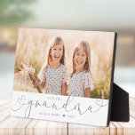 Grandma moderne Coeur Script Photo Love Plaque<br><div class="desc">Évoquez la chaleur et la tendresse avec cette plaque photo personnalisée, une célébration du lien unique entre grand-mère et petit-enfant. Ce chef-d'oeuvre moderne présente la photo que vous avez choisie et qui est époustouflée par un coeur tourbillonnant, conçue dans un style élégant. Personnalisé avec le nom de vos enfants, il...</div>