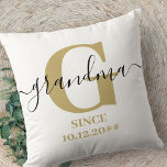 Grandma Monogramme Élégant Script subtil Ochre<br><div class="desc">Coussin personnalisé pour une nouvelle grand-mère ou un grand-père établi de longue date, que vous pouvez customiser avec la date à laquelle ils sont devenus grand-mère. Ce design minimaliste branché présente une subtile palette de couleurs ocre jaune, noir et blanc. Il a un monogramme de grand-mère, avec la lettre initiale...</div>